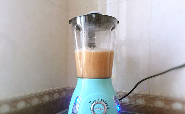 红枣银耳羮,把豆浆机的大杯与机身安好,通电,按下开关键和米糊功能键,35分钟左右程序结束即可享用。注意容量刻度问题,超过则会溢出
