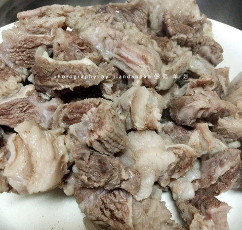 味噌牛腩,<a style='color:red;display:inline-block;' href='/shicai/ 218'>牛腩</a>泡冷水去血污,切成块状。入热水锅焯水。