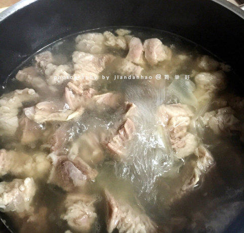 味噌牛腩,锅中加足量热水，下入牛腩，加<a style='color:red;display:inline-block;' href='/shicai/ 3250'>葱</a><a style='color:red;display:inline-block;' href='/shicai/ 37'>姜</a><a style='color:red;display:inline-block;' href='/shicai/ 695'>八角</a><a style='color:red;display:inline-block;' href='/shicai/ 700'>花椒</a><a style='color:red;display:inline-block;' href='/shicai/ 3750'>肉桂</a><a style='color:red;display:inline-block;' href='/shicai/ 741'>香叶</a><a style='color:red;display:inline-block;' href='/shicai/ 894'>黄酒</a>煮沸后转小火。<a style='color:red;display:inline-block;' href='/shicai/ 26'>白萝卜</a>去皮切厚片。