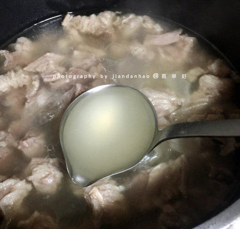 味噌牛腩,肉炖约1.5小时后另取一锅放入萝卜片,取牛肉汤没过萝卜小火慢煮至入味软烂。摆盘成花型。