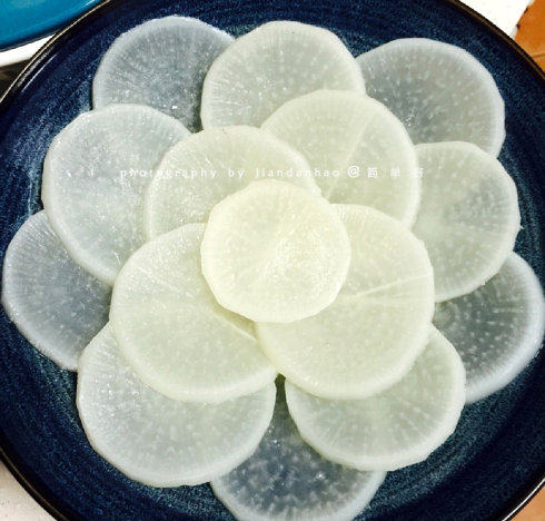 味噌牛腩,锅中的牛腩炖至软烂,再次加入调好的味噌,加的量适口就好。关火。