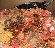 灌汤羊肉蒸饺,将猪皮冻切碎,再将羊肉切小块和生姜一起剁馅儿,放入锅内,加入盐;