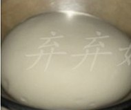灌汤羊肉蒸饺,第二天包饺子前取出煨好的肉馅儿,加入切碎的大葱和少许鸡精,搅拌均匀即可用了;