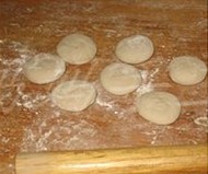 灌汤羊肉蒸饺,将面粉放入盆儿中,慢慢加入沸水,边加边搅,水和面粉搅拌均匀后,放置不烫手;