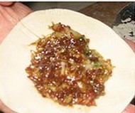 灌汤羊肉蒸饺,再慢慢加入冷水,边加边搅,揉搓成光滑的面团后,盖盖饧面半小时以上