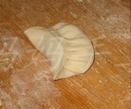 灌汤羊肉蒸饺,面团饧好后揉成成长条,下剂子,擀皮,包饺子;