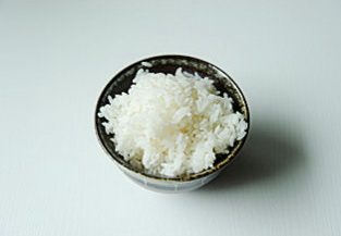 芝士焗海鲜饭,熟米饭可用刚煮好的凉到不烫的米饭,也可用隔夜米饭;
