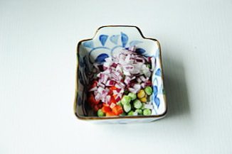 芝士焗海鲜饭,洋葱、红菜椒切末待用;
