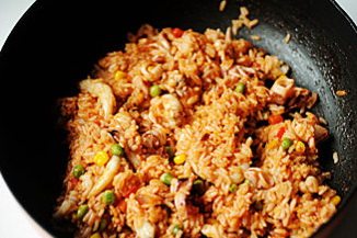 芝士焗海鲜饭,加入米饭,迅速炒匀,炒散后关火;
