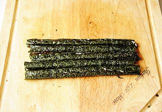 小花寿司,依次做好五个小寿司,成为五瓣花瓣;