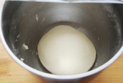 面包超人挤挤面包,手揉、厨师机揉或面包机揉到面团能拉出厚膜,加入黄油继续揉至面团能拉出薄薄的膜,且戳洞后洞边缘光滑;
