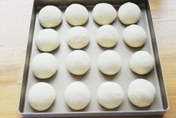 面包超人挤挤面包,将生胚排入不沾烤盘内或烤盘铺油纸,每个生胚之间要留一点距离,且距离要相等;