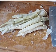 熏肉笋丁馅儿饼,鲜笋剥洗干净,焯水(水里面加一点盐)后过凉,切丁备用;
