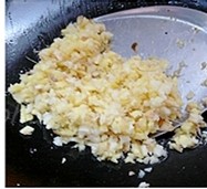 熏肉笋丁馅儿饼,坐锅倒入适量的油,下入姜蒜碎煸香,再下入熏肉丁翻炒出油后,加入适量的清水焖煮几分钟;