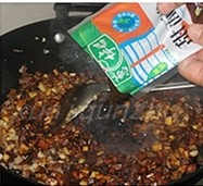 熏肉笋丁馅儿饼,再下入笋丁和半勺胡椒粉翻炒均匀,最后放入一袋甜面酱翻炒,至水份收干,笋丁和肉丁都均匀的挂满酱汁即可关火盛出;