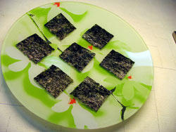 简易饭团,<a style='color:red;display:inline-block;' href='/shicai/ 73872'>海苔片</a>剪成小片放在盘子上