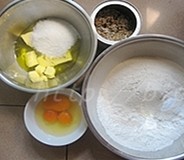 腰果瓜子酥,所有原料称重,瓜子和腰果切碎,全蛋液打均匀;