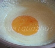 腰果瓜子酥,<a style='color:red;display:inline-block;' href='/shicai/ 887'>黄油</a>、素油、盐和细砂糖混合搅打浓稠,蛋液分次加入,每次加入都要搅打至油蛋融合;