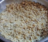 腰果瓜子酥,用叉子在饼生坯上压痕,刷蛋液后,将烤盘放入已经预热好的烤箱中层,烤制30分钟;