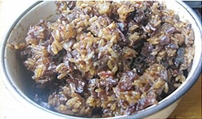 糯米酱肉包,糯米洗净,浸泡2小时左右,蒸锅篦子上铺屉布,将糯米倒在上面铺平蒸熟;