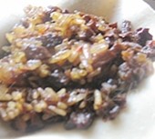 糯米酱肉包,蒸锅内放好水,将包子生坯摆入蒸锅内,盖盖饧发15分钟左右;
