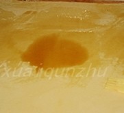 荞麦面培根千层饼,再将面团翻面后擀开成约2mm左右厚的面皮,在面皮上均匀的抹上香油,撒椒盐和培根碎,最后将其卷起成圆条状;