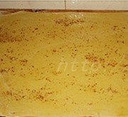 荞麦面培根千层饼,将卷好的圆条均匀的揪成剂子,每一个剂子将两头往中间折,将两头开口处在中间合拢,并捏紧收口;