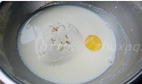 豆浆松饼,豆渣、豆浆、全蛋液和细砂糖一起放入盆儿中,搅打均匀;