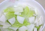 水泡菜,然后放入盐<a style='color:red;display:inline-block;' href='/shicai/ 156925'>水</a>中泡半个小时,然后取出沥干