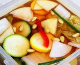 水泡菜,保鲜盒真好中放入水,把包有辣椒粉的纱布在水中转动,直至水的颜色变红
