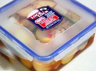 水泡菜,然后把全部材料放入水中,盖上盖子,放在外面一天,再放入冰箱中2~3天后即可