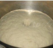 土豆泥黑豆馅饼,干酵母放入盆儿中,加入一半的水融活后,放入面粉,用剩下的水揉成光滑的面团,盖盖发酵;