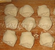 土豆泥黑豆馅饼,土豆洗净煮熟,去皮碾成泥,趁热加入奶酪、黄油、糖和盐,搅拌均匀;