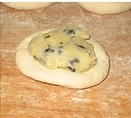土豆泥黑豆馅饼,面团发酵完成后取出,充分揉搓,下剂子,搓成小圆饼;