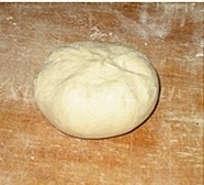 土豆泥黑豆馅饼,将收口朝下,轻轻按扁一点,全部做完后盖保鲜膜饧发20分钟左右;
