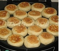 土豆泥黑豆馅饼,再次听见提示音,取出馅饼,放入新的馅饼生坯,重复上面的步骤,将其全部烙制完成;