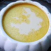 越南椰汁炖鸡,上锅炖1小时50分钟，倒入牛奶再炖10分钟就可以了。
