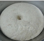 车前草猪肉包,将车前草挤水后,剁碎,放入锅中加香油拌均匀;