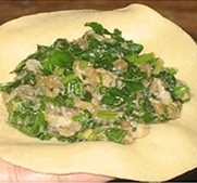 车前草猪肉包,混合面团所有原料,揉成光滑的面团,盖盖发酵;