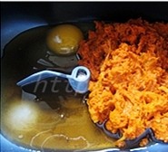 南瓜奶酪花生酸奶面包,将所有原料顺序放入面包桶,启动“普通面包”程序揉面15分钟,停止程序;