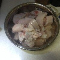 猪脚饭。,<a style='color:red;display:inline-block;' href='/shicai/ 413'>猪蹄</a>切小块洗净备用。