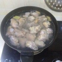 猪脚饭。,锅中放入几片姜片烧水,烧开后将猪蹄放入锅中焯三至五分钟,期间将锅中漂浮出来的脏沫撇净。