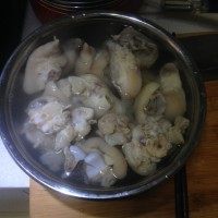 猪脚饭。,将猪蹄放入凉水中紧一下,然后在放入之前的锅中再焯三至五分钟。这一步是自己想的,觉得这样能去掉多余的油脂,而且会使猪蹄更Q。焯过的猪蹄沥干备用。