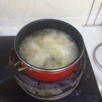 猪脚饭。,锅中倒入比较多量的油,将沥水后的猪蹄过油炸过,炸至微微上色。