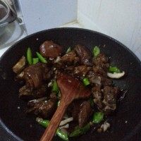 猪脚饭。,炖好猪蹄后，再放入<a style='color:red;display:inline-block;' href='/shicai/ 90009'>小辣椒</a>，<a style='color:red;display:inline-block;' href='/shicai/ 230'>香菇</a>片炒。