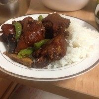 猪脚饭。,盛出,盖在整好的米饭上,一道美味的猪脚饭。