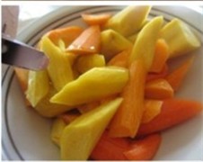 经典法式烤羊排,关掉炉子,让羊排在炉子里用余热再烤10分钟。