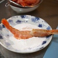 泰式咖喱虾,开背后的虾肉在玉米淀粉蘸一下,再抖落下多余的淀粉。