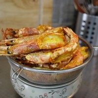 泰式咖喱虾,炸好的虾控掉多余的油份。