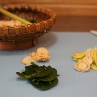 泰式咖喱虾,南姜和香茅切片,香茅叶子用手撕成两半。